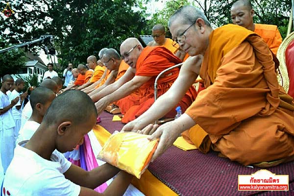 พิธีมอบผ้าไตรนาคลูกแก้ว โครงการบรรพชาสามเณรดีศรีเวียงพิงค์ ๒,๕๐๐ รูป