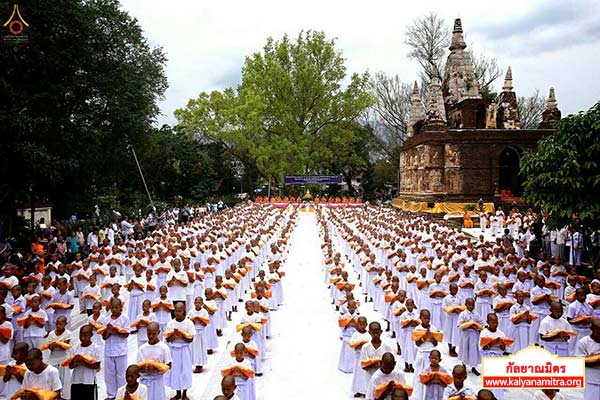 พิธีมอบผ้าไตรนาคลูกแก้ว โครงการบรรพชาสามเณรดีศรีเวียงพิงค์ ๒,๕๐๐ รูป