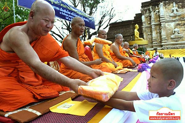 พิธีมอบผ้าไตรนาคลูกแก้ว โครงการบรรพชาสามเณรดีศรีเวียงพิงค์ ๒,๕๐๐ รูป