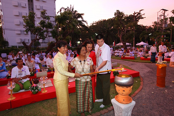 ลอยกระทงนานาชาติและจุดประทีปเพื่อถวายเป็นพุทธบูชา วันอังคารที่ 3 พฤศจิกายน พ.ศ.2558 Tuesday 3 November 2015 17.30 น. -19.00 น. 