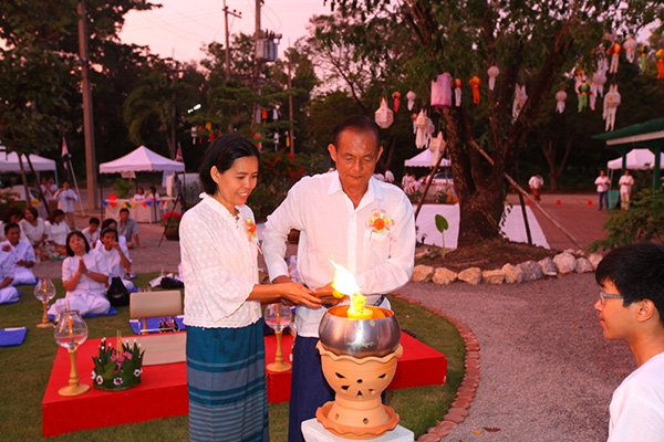 ลอยกระทงนานาชาติและจุดประทีปเพื่อถวายเป็นพุทธบูชา วันอังคารที่ 3 พฤศจิกายน พ.ศ.2558 Tuesday 3 November 2015 17.30 น. -19.00 น. 