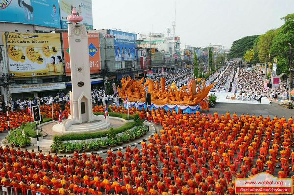 .ครั้งแรกของโลกตักบาตรพระ 100,000 รูป ใจกลางเมืองอุบล.