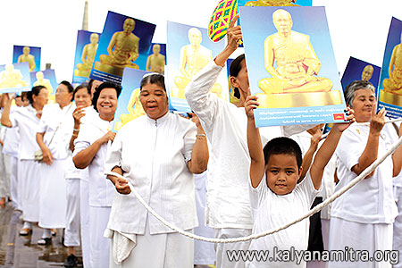 อัญเชิญรูปหล่อทองคำ รอบมหาธรรมกายเจดีย์