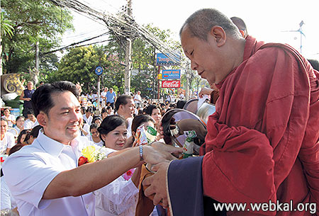 พระครูวิจิตรธรรมสาร เจ้าคณะอำเภอบางละมุง เป็นประธานสงฆ์ และนายอิทธิพล คุณปลื้ม นายกเมืองพัทยา ตักบาตรพระ ๒,๖๐๐ รูป จังหวัดชลบุรี (พัทยา)