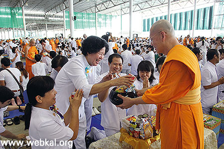 วิสาขบูชา วันแห่งพระพุทธเจ้าวันแห่งการเข้าถึงธรรม ตักบาตรพระนับพันรูป ณ สภาธรรมกายสากล