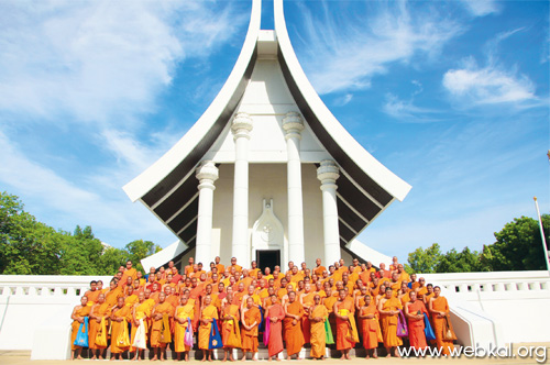 ทำไมพระภิกษุจากวัดต่าง ๆ จึงต้องไปถวายกำลังใจ หลวงพ่อธัมมชโย