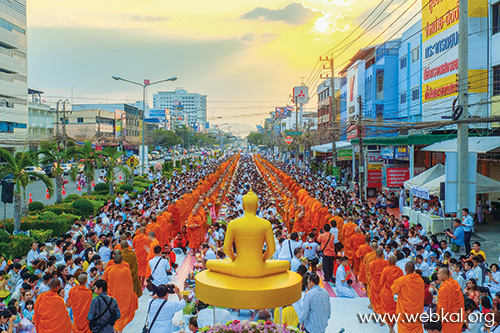 อยู่ในบุญ , วารสารอยู่ในบุญ , แม็กกาซีน , หนังสือธรรมะ , วัดพระธรรมกาย , คำสอนวัดพระธรรมกาย , อานิสงส์แห่งบุญ , ทบทวนบุญ , พระพุทธศาสนา , ตักบาตร