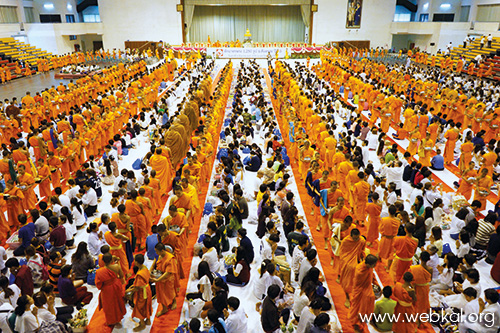 อยู่ในบุญ , วารสารอยู่ในบุญ , แม็กกาซีน , หนังสือธรรมะ , วัดพระธรรมกาย , คำสอนวัดพระธรรมกาย , อานิสงส์แห่งบุญ , ทบทวนบุญ , พระพุทธศาสนา , ตักบาตร