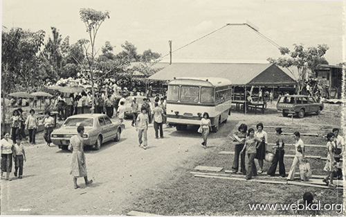 บรรยากาศวันงานทอดผ้าป่าวัดพระธรรมกาย เมื่อวันที่ ๑๓ กรกฎาคม พ.ศ. ๒๕๑๘ ด้านหลังคือ "ศาลาจาตุมหาราชิกา"