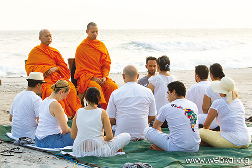 ความสุข ณ กลางกาย  กลางทวีปอเมริกา , อยู่ในบุญ , วารสาร , อยู่ในบุญตุลาคม , อานิสงส์แห่งบุญ , นิตยสาร , หนังสือธรรมะ , วัดพระธรรมกาย 