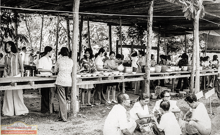 อยู่ในบุญ , วัดพระธรรมกาย , ธรรมกาย , วารสาร , หนังสือ , แม๊กกาซีน , หนังสืออยู่ในบุญ , หนังสือธรรมะ , บุญ , หลวงพ่อธัมมชโย , หลวงพ่อทัตตชีโว , พระมงคลเทพมุนี , case study , ฝันในฝัน , สื่อธรรมะ , วิชชาธรรมกาย , ธรรมกายเจดีย์ , สวดธรรมจักร , ธัมมจักกัปปวัตตนสูตร , world peace , พระสัมมาสัมพุทธเจ้า , พระพุทธเจ้า , พุทธพจน์ , คำสอนหลวงปู่ , คำสอนคุณยาย , คำสอนหลวงพ่อธัมมชโย , อยู่ในบุญเดือนมิถุนายน2561 , สมาธิ , หยุดเป็นตัวสำเร็จ , พระพุทธศาสนา , 072 , หยุดใจ , ศูนย์กลางกายฐานที่ 7 , หลวงพ่อตอบปัญหา , พระเจดีย์ , yunaiboon , พุทธศิลป์ , ส่องธรรม ล้ำภาษิต , พุทธกาล ,  พุทธประเพณี , ภาพเก่าเล่าประวัติศาสตร์ ,  บรรยากาศของจุดบริการอาหารสาธุชนเมื่อ ๔๓ ปีที่ผ่านมา (วันมาฆบูชา ๒๕ กุมภาพันธ์ พ.ศ. ๒๕๑๘)