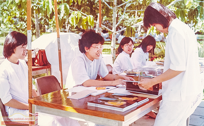 ภาพเก่าเล่าประวัติศาสตร์ : จุดรับสมัครสมาชิกวารสารกัลยาณมิตร บริเวณถนนทางเข้าอุโบสถวัดพระธรรมกาย พ.ศ. ๒๕๒๘