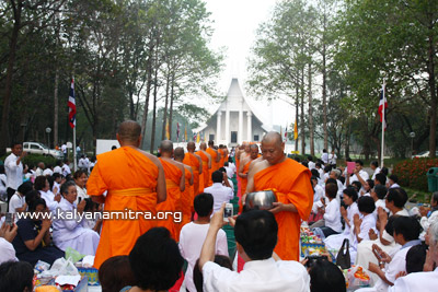 ตักบาตร ครบรอบ 104ปี คุณยายอาจารย์มหารัตนอุบาสิกาจันทร์ ขนนกยูง