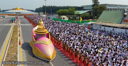 ธุดงค์ธรรมชัย อัญเชิญรูปหล่อทองคำพระมงคลเทพมุนี 