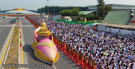 ธุดงค์ธรรมชัย อัญเชิญรูปหล่อทองคำพระมงคลเทพมุนี 