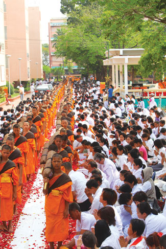 ธุดงค์ธรรมชัย อัญเชิญรูปหล่อทองคำพระมงคลเทพมุนี 