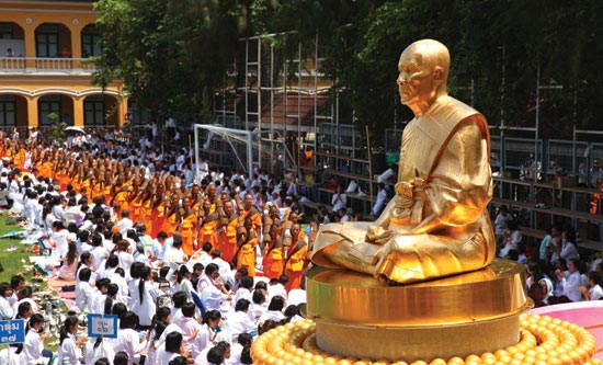 ธุดงค์ธรรมชัย อัญเชิญรูปหล่อทองคำพระมงคลเทพมุนี 