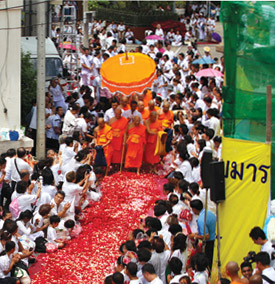 ธุดงค์ธรรมชัย อัญเชิญรูปหล่อทองคำพระมงคลเทพมุนี 