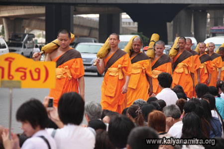 เดินธุดงค์ โปรยกลีบกุหลาบ