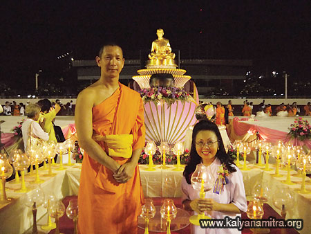 เดินธุดงค์ โปรยกลีบกุหลาบ พรสรร กำลังเอก