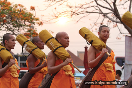 เดินธุดงค์ โปรยกลีบกุหลาบ