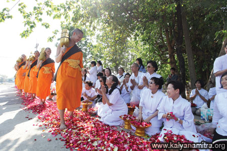 เดินธุดงค์ โปรยกลีบกุหลาบ พรสรร กำลังเอก