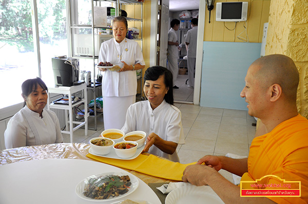 วัดพระธรรมกายฟลอริดา จัดพิธีบูชาข้าวพระ