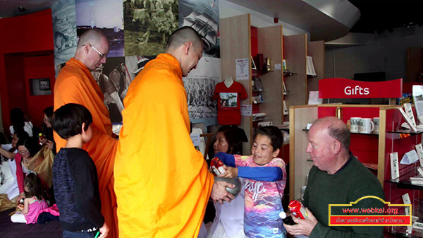 วัดพระธรรมกายนิวคาสเซิล จัดพิธีทอดผ้าป่า