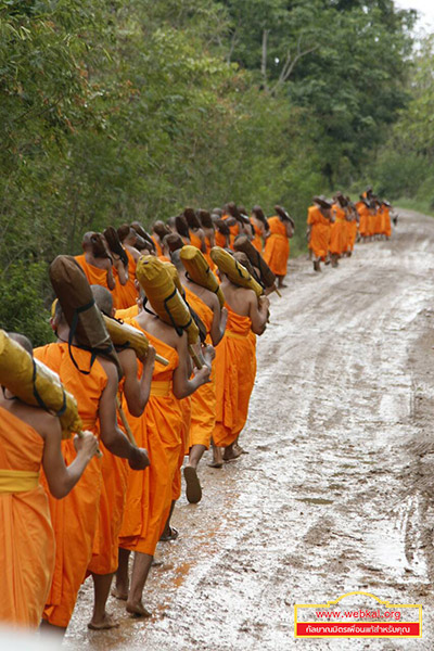 พระภิกษุ สามเณร จากศูนย์ปฏิบัติธรรมเพชรบูรณ์ จำนวน100รูป เดินธุดงค์ธรรมยาตรา