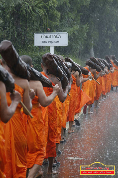 พระภิกษุ สามเณร จากศูนย์ปฏิบัติธรรมเพชรบูรณ์ จำนวน100รูป เดินธุดงค์ธรรมยาตรา
