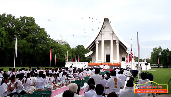 IDOP 13 จัดพิธีตักบาตรสามเณรใหม่