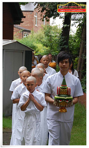 วัดพระธรรมกายแมนเชสเตอร์ จัดอบรมสามเณร  และตักบาตร