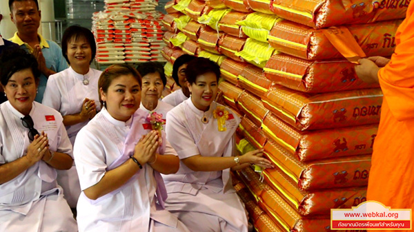 กลุ่มชิตังเมพารวย ถวายข้าวสาร 3500 กิโลกรัม