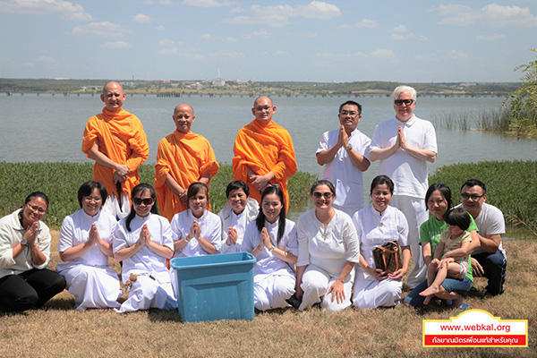 วัดพระธรรมกายเท็กซัส ทำบุญปล่อยปลาให้ชีวิตสัตว์เป็นทาน