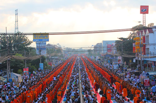 ตักบาตรลำพูน